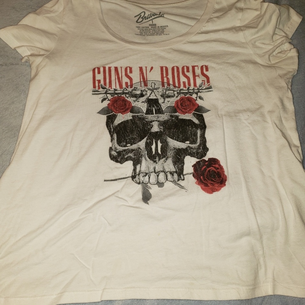 Torrid guns & roses top size 1 can fit a size 2